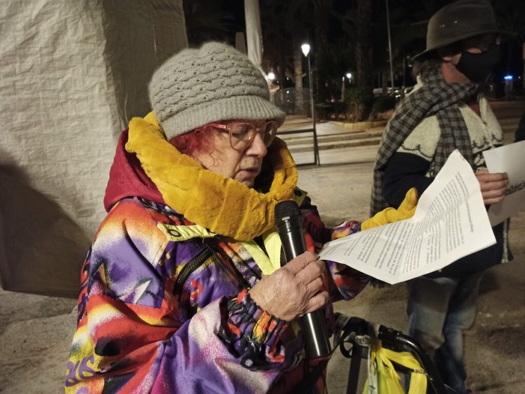Rosa Clota, llegint el manifest