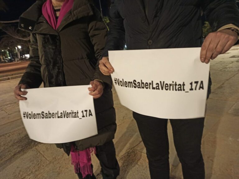 Els veïns reclamen la veritat sobre els atemptats del 17-A