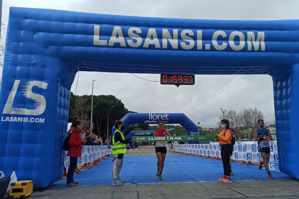 Núria Gil traspassant la meta d'arribada a la Lloretrail en 22 km