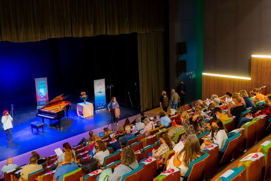 abans de comercar un dels concerts de piano al Teatre