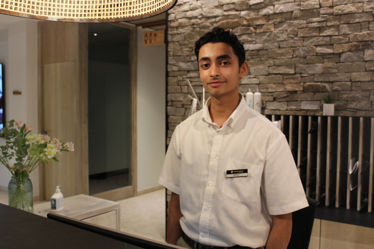 L'Abhay, fent les pràctiques a l'Hotel Acapulco