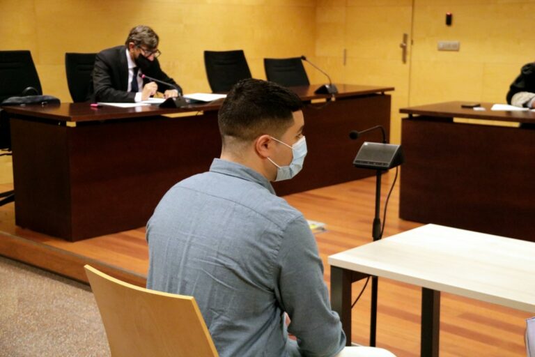 L'acusat, en el judici a l'Audiència de Girona (ACN)