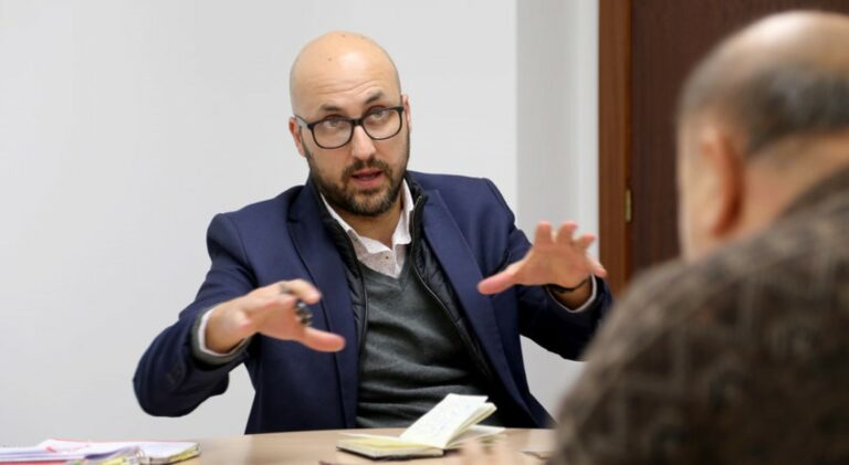 L'alcalde en una reunió amb veïns de la vila (El Punt Avui)