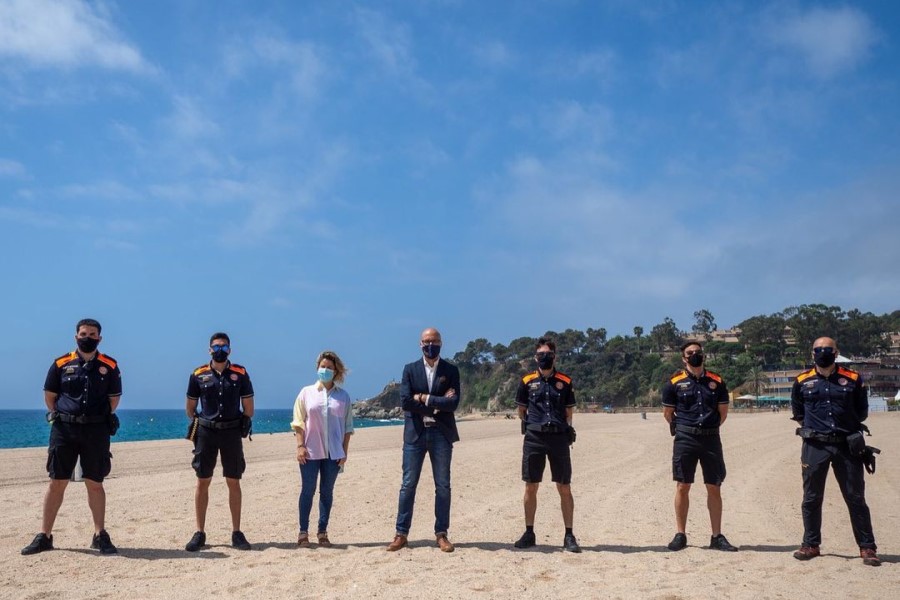 Vigilants de platges amb l'alcalde i la regidora (Ajuntament de Lloret de Mar)