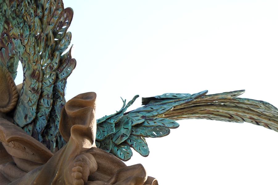 Detall d'una de les ales trencades del monument de l'Àngel.