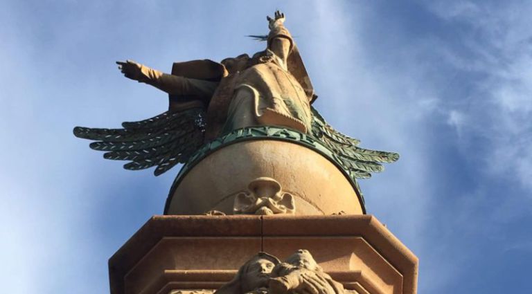 Un grup d’artistes fa una crida per alertar sobre la degradació del monument de l’Àngel