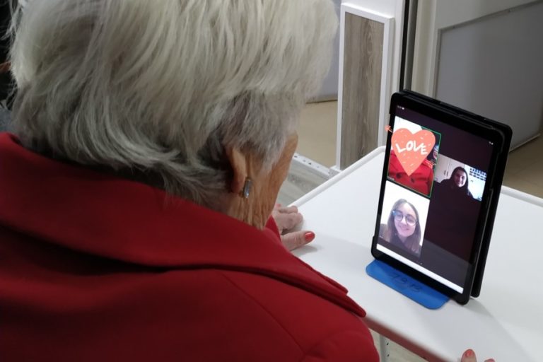 Una videoconferència del programa 'Apadrinar un avi' (Càritas)