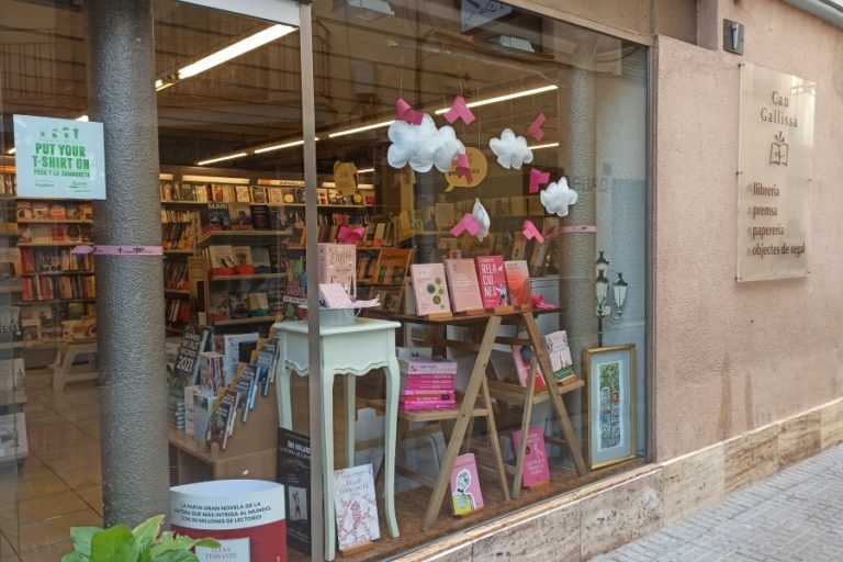 L'aparador de Can Gallissà, tenyit de rosa (NRLL)