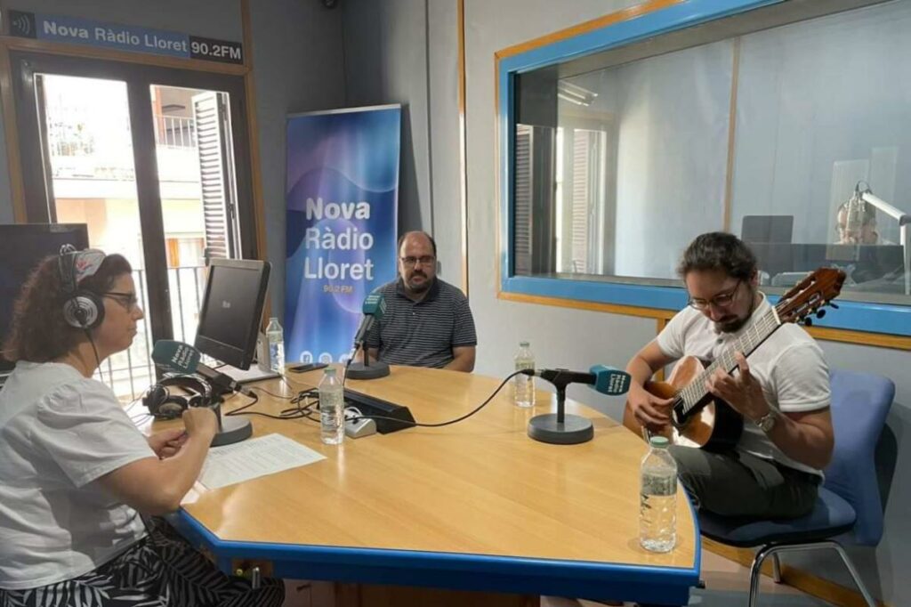 Tono Blasi i Celil Refik Kaya, als estudis de la ràdio.