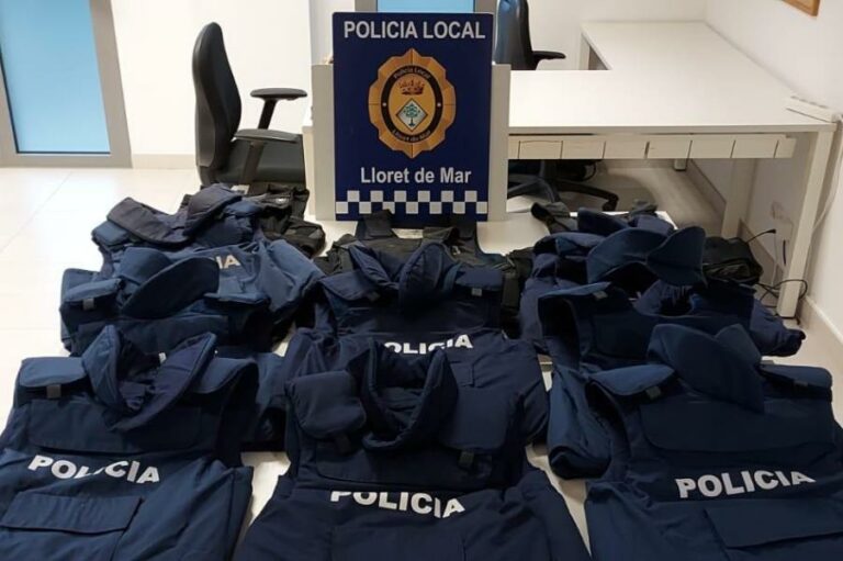 Les armilles donades per la Policia Local de Lloret