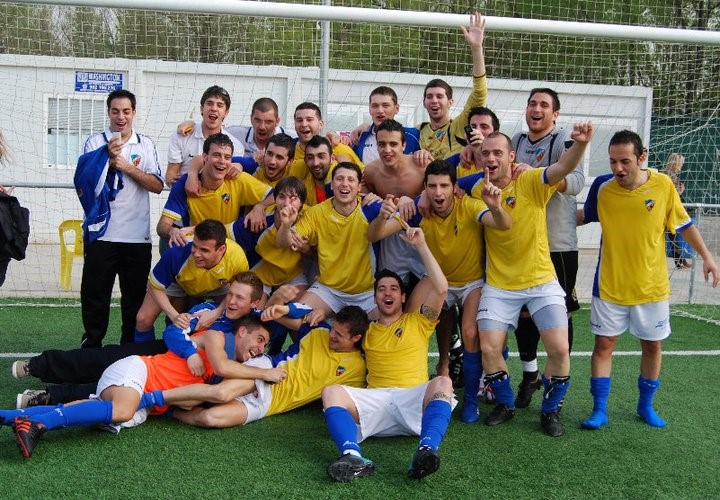 El primer equip, celebrant l'ascens a 1a Catalana, aquest 2022.