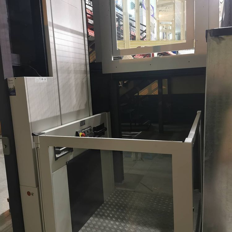 L'elevador per a persones amb mobilitat reduïda (Club Hoquei Lloret)