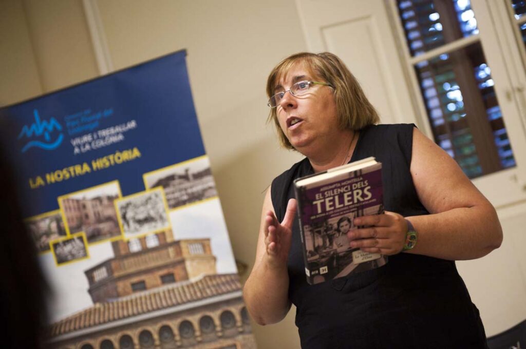 L'escriptora Assumpta Montellà, presentant el llibre 'El silenci dels telers'.