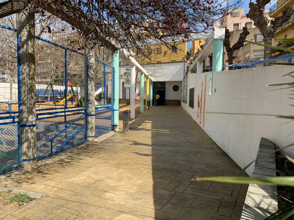 El centre cívic de Can Carbó, avui, obert per atendre els refugiats.