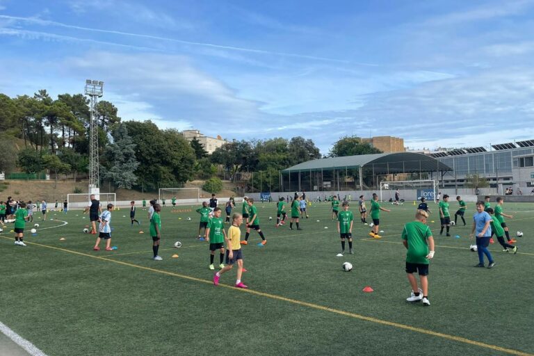 Els nens entrenant al camp del Molí amb l'Atlètic Lloret