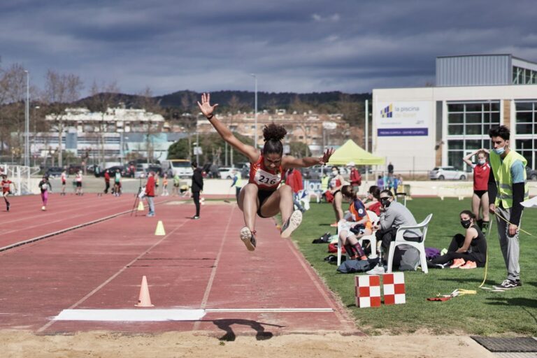Adolescents practicant atletisme a les pistes de Lloret