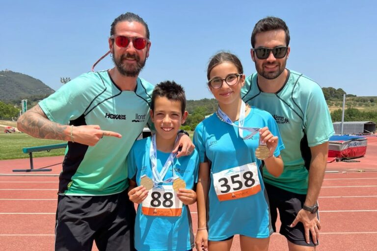 Els entrenadors amb els dos joves atletes (Club Atletisme Lloret - La Selva)