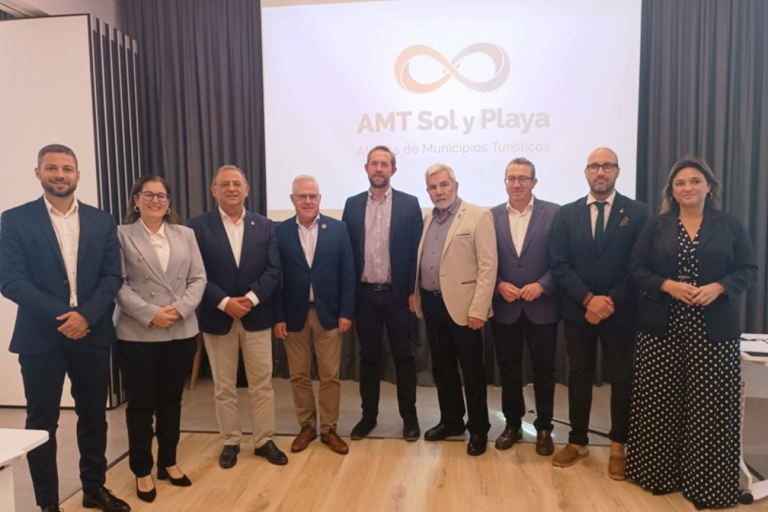 Els representants de l'ATM amb Fernando Valdés (Ajuntament de Lloret de Mar)