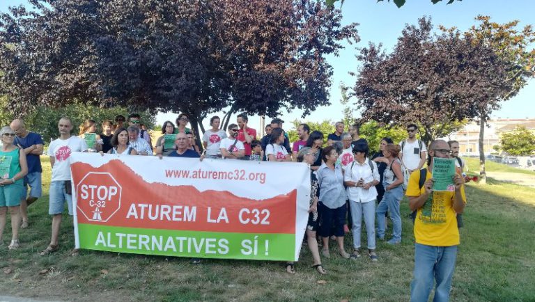 Detenen una activista que intentava aturar la tala d’arbres de les obres de la C-32 a Lloret de Mar