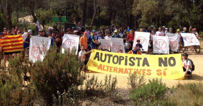 150 persones han participat a la marxa d’Aturem la C-32 de diumenge