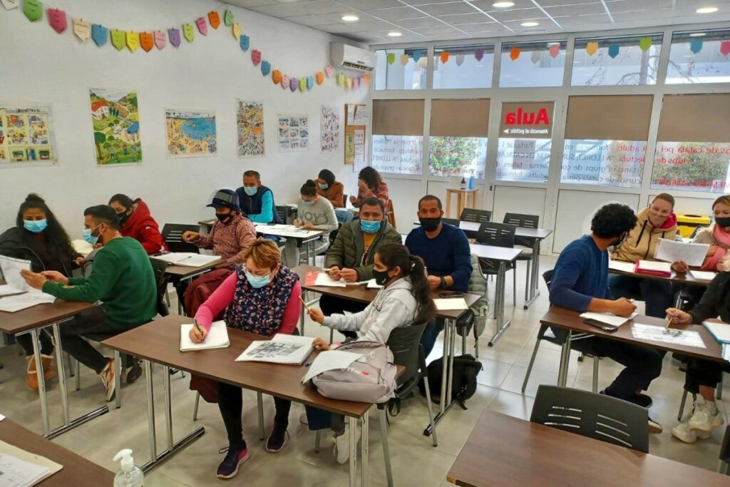 Alumnat fent classe de català (Oficina de Català de Lloret de Mar)