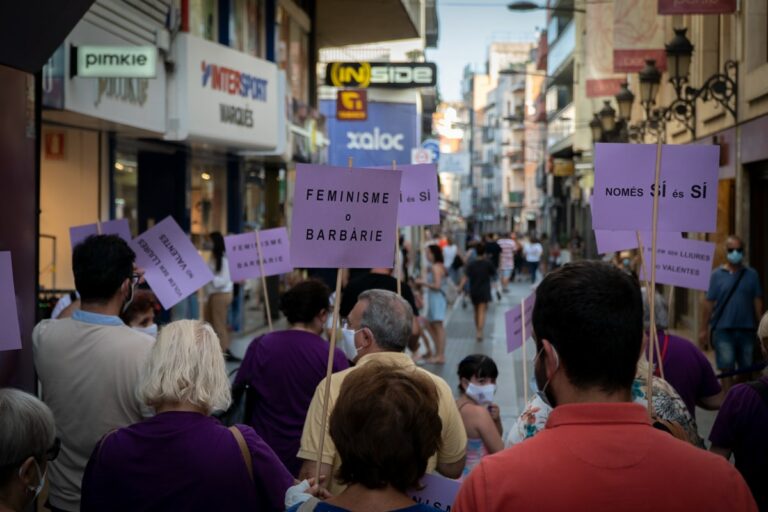 Cartells amb reclams feministes, en una manifestació de l'Aurora