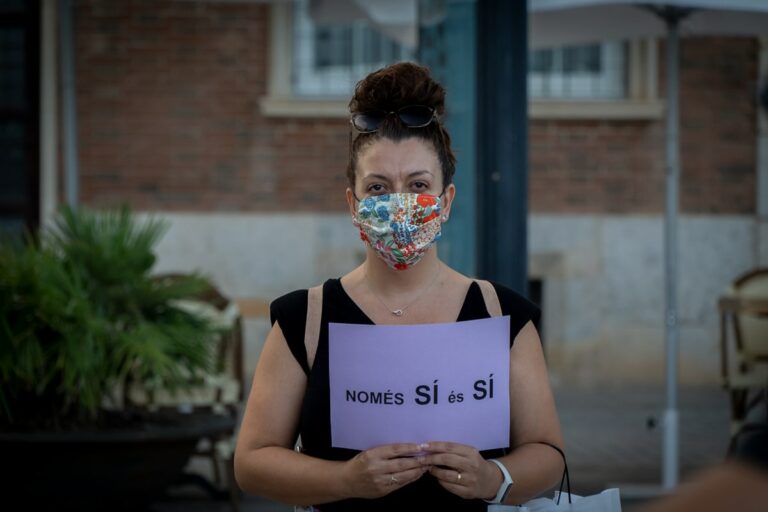 Una dona manifestant-se contra la violència masclista, a Lloret