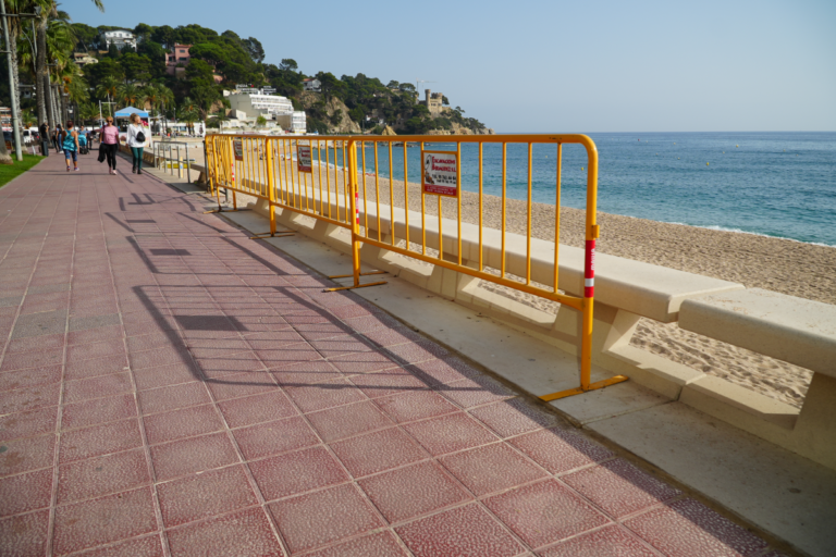 Uns dels bancs col·locats