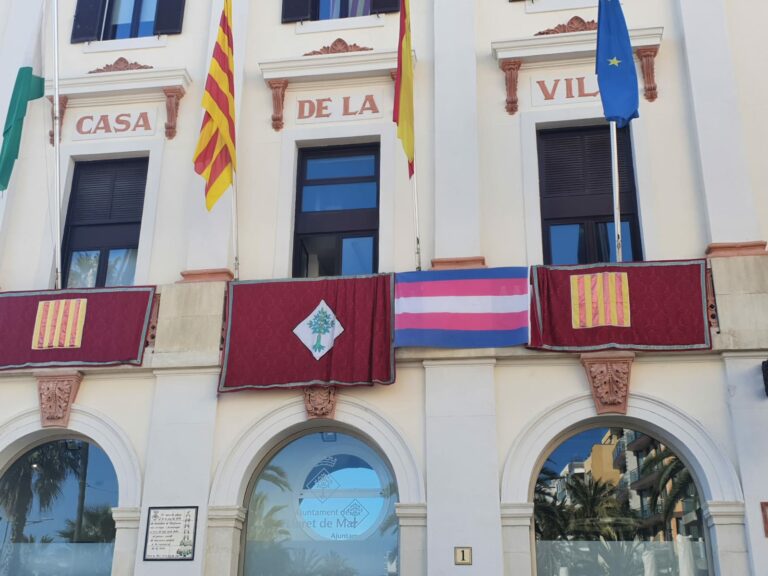 Bandera trans, penjada al balcó de'Ajuntament.