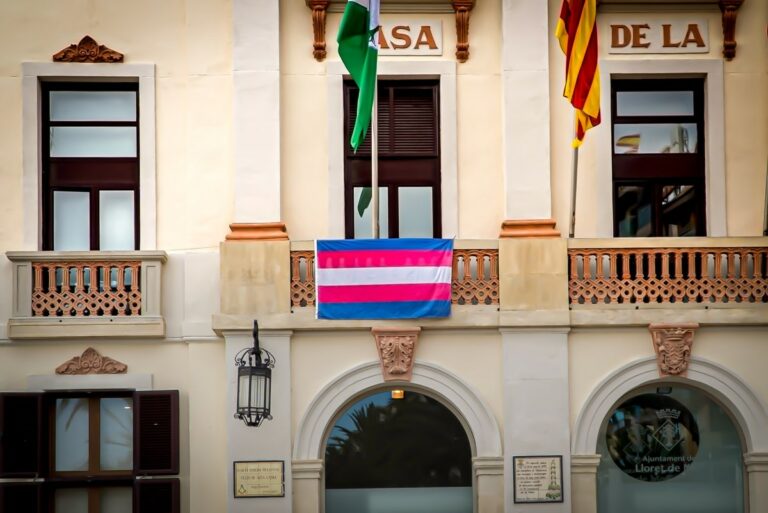 La bandera trans a la façana de l'Ajuntament, el 2020 (Ajuntament de Lloret de Mar)
