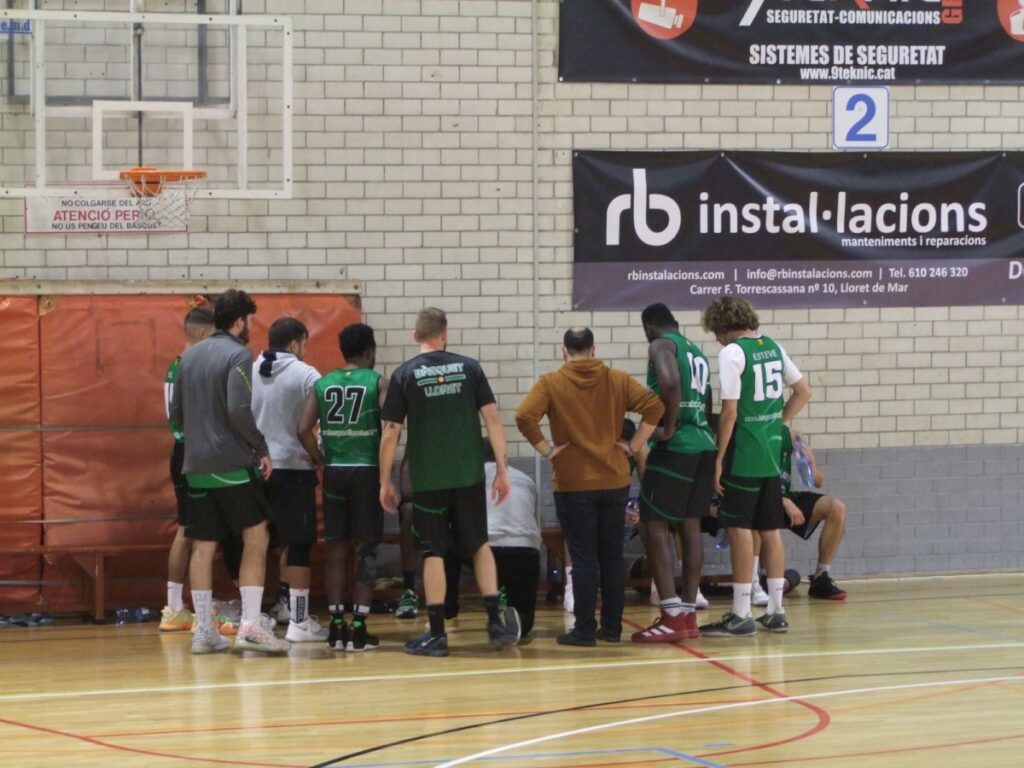 El sènior masculí, en un descans del seu partit (Bàsquet Lloret)