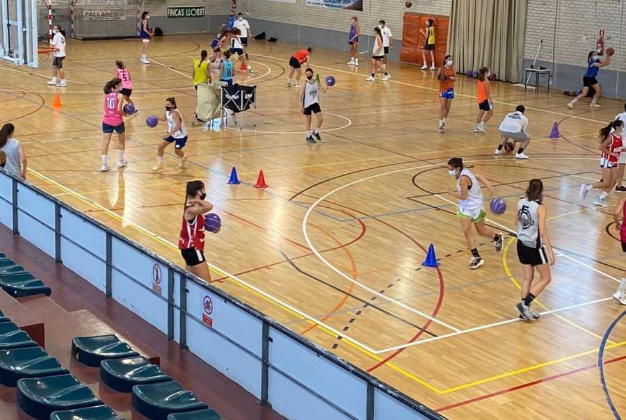 Entrenament de les noies del campus de bàsquet, al pavelló del Molí