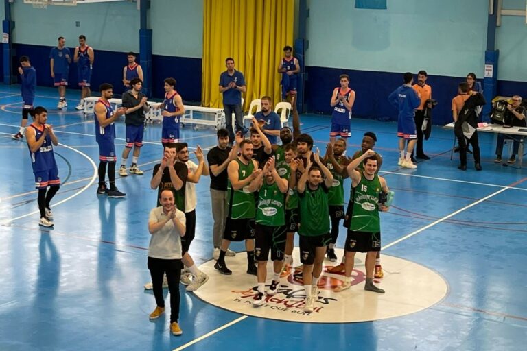 El sènior masculí celebrant la victòria (Bàsquet Lloret)