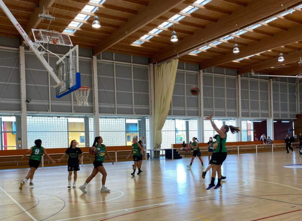 L'equip escalfant en un partit d'aquesta pretemporada (Bàsquet Lloret)