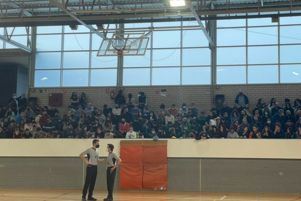 La grada plena, per animar l'equip (Bàsquet Lloret)