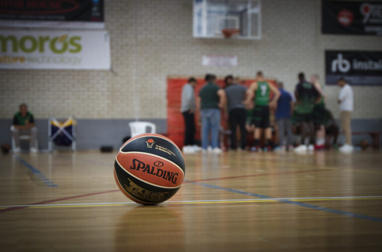 La pilota del partit al terra del pavelló del Molí