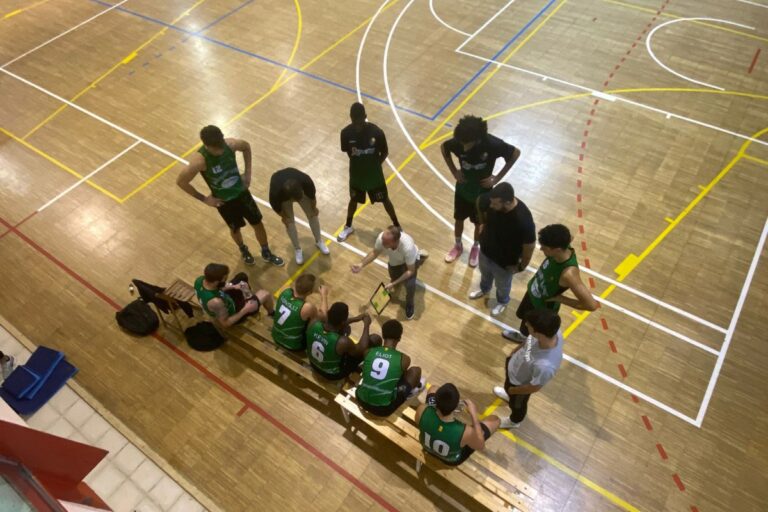 El masculí, en un descans del partit (Bàsquet Lloret)