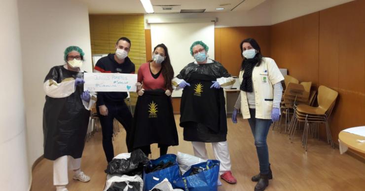 La Colla Encantats fabrica bates amb bosses d’escombraries per entregar al CAP de Lloret