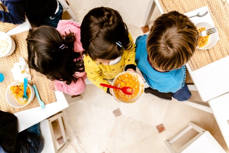 Infants, al servei de menjador d'una escola (Ajuntament de Lloret).