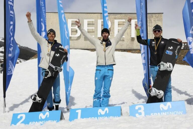 Bernat Ribera i els altres companys de podi d'snowboard cross.