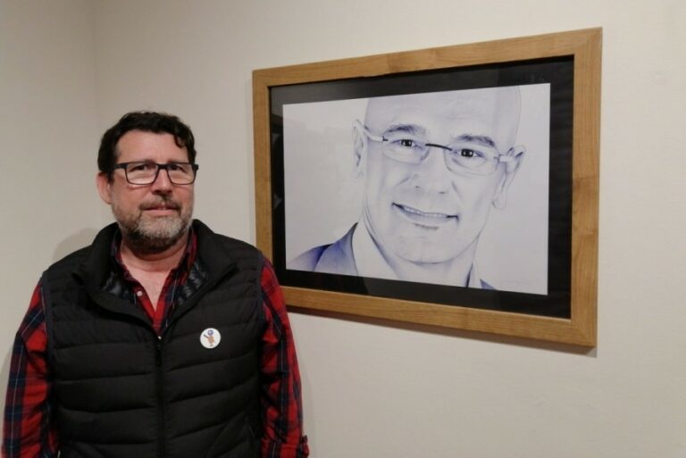 Jordi Magrià, davant d'una de les seves obres fetes amb bolígraf blau.