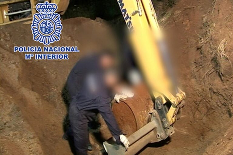 El bidó enterrat a Lloret on van trobar les restes.