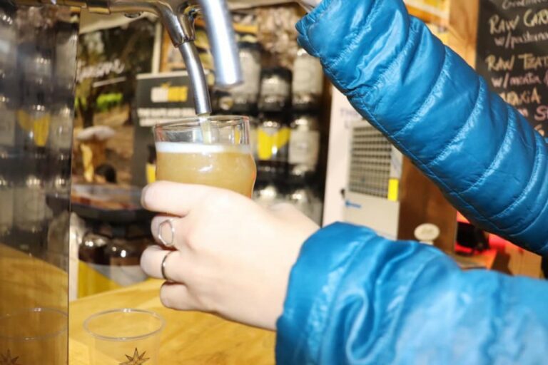 Servint una cervesa artesana (Birrasana)