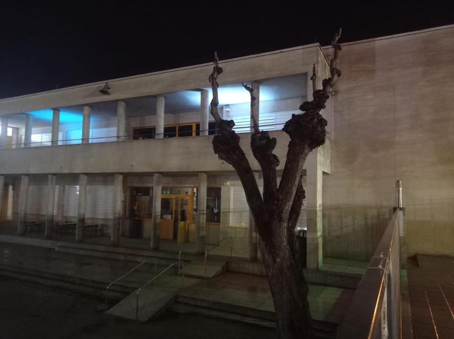 L'escola Pompeu Fabra, de color blau.