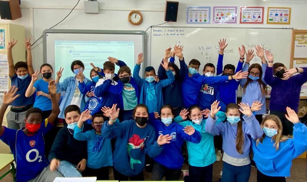 Alumnes vestits de blau (Escola Pompeu Fabra)
