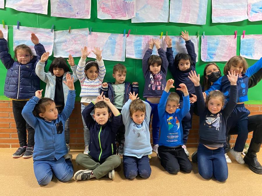Alumnes vestits de blau (Escola Pompeu Fabra)
