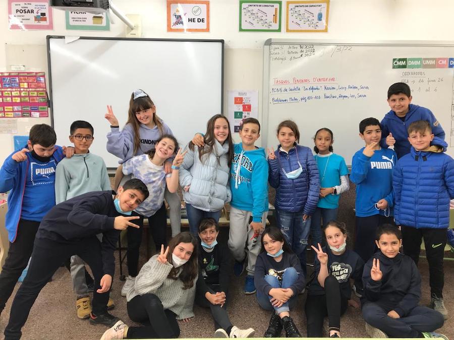 Alumnes vestits de blau (Escola Pompeu Fabra)