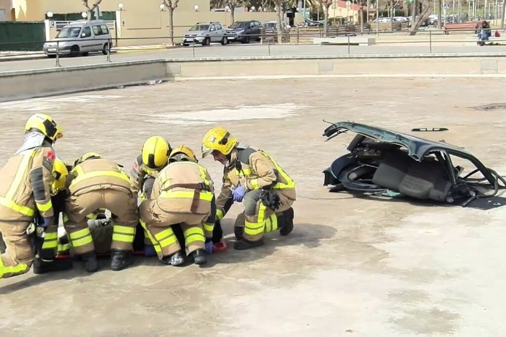 Bombers fent una exhibició d'excarceració a Lloret