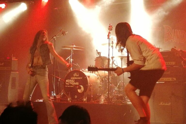 La banda de tribut a ACDC en un concert a la sala Razzmatazz