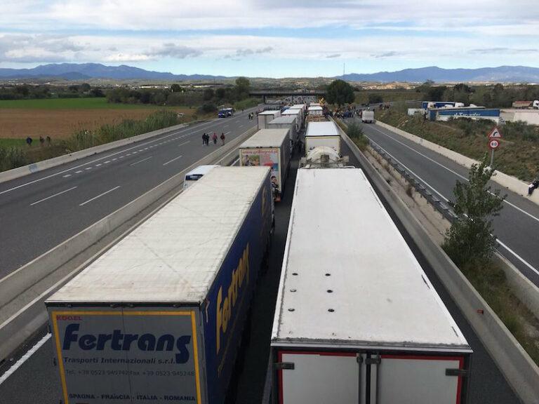 El CDR de Lloret demana relleus per a la gent mobilitzada que ha tallat l’AP-7 a Borrassà